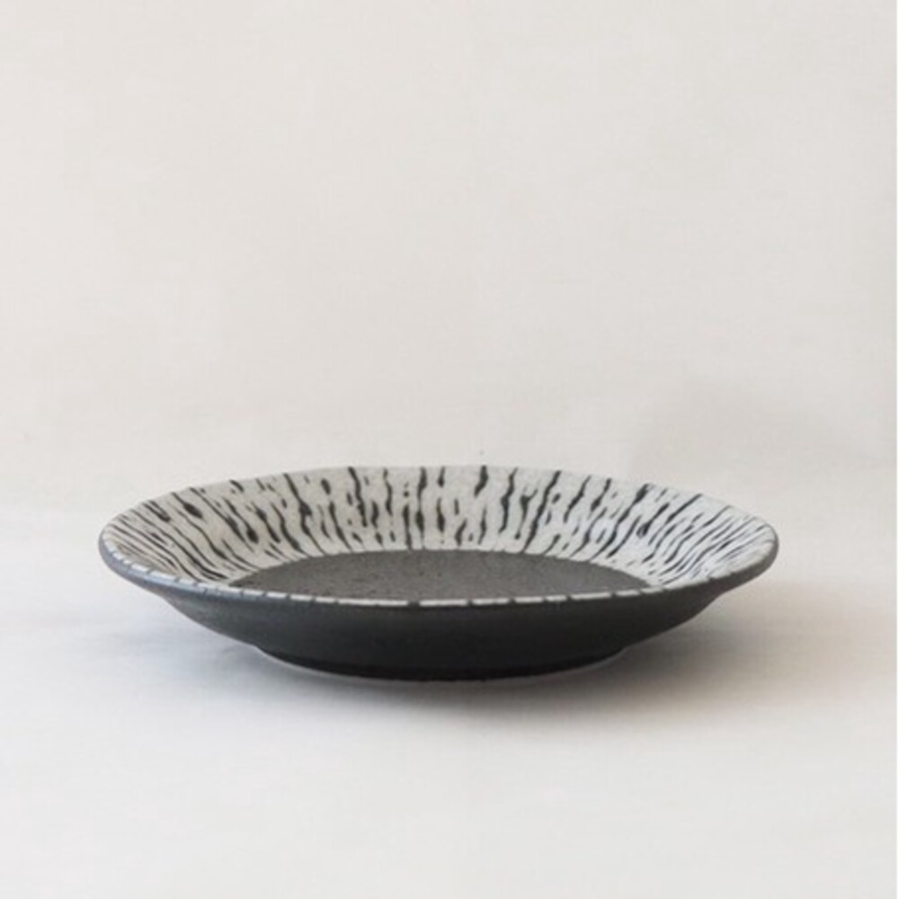 【現貨】日本製 美濃燒 黑潮餐盤 兩款 陶器 陶瓷 盤子 黑色 菜盤 廚房 義式料理 日式料理 質感餐具 圖片