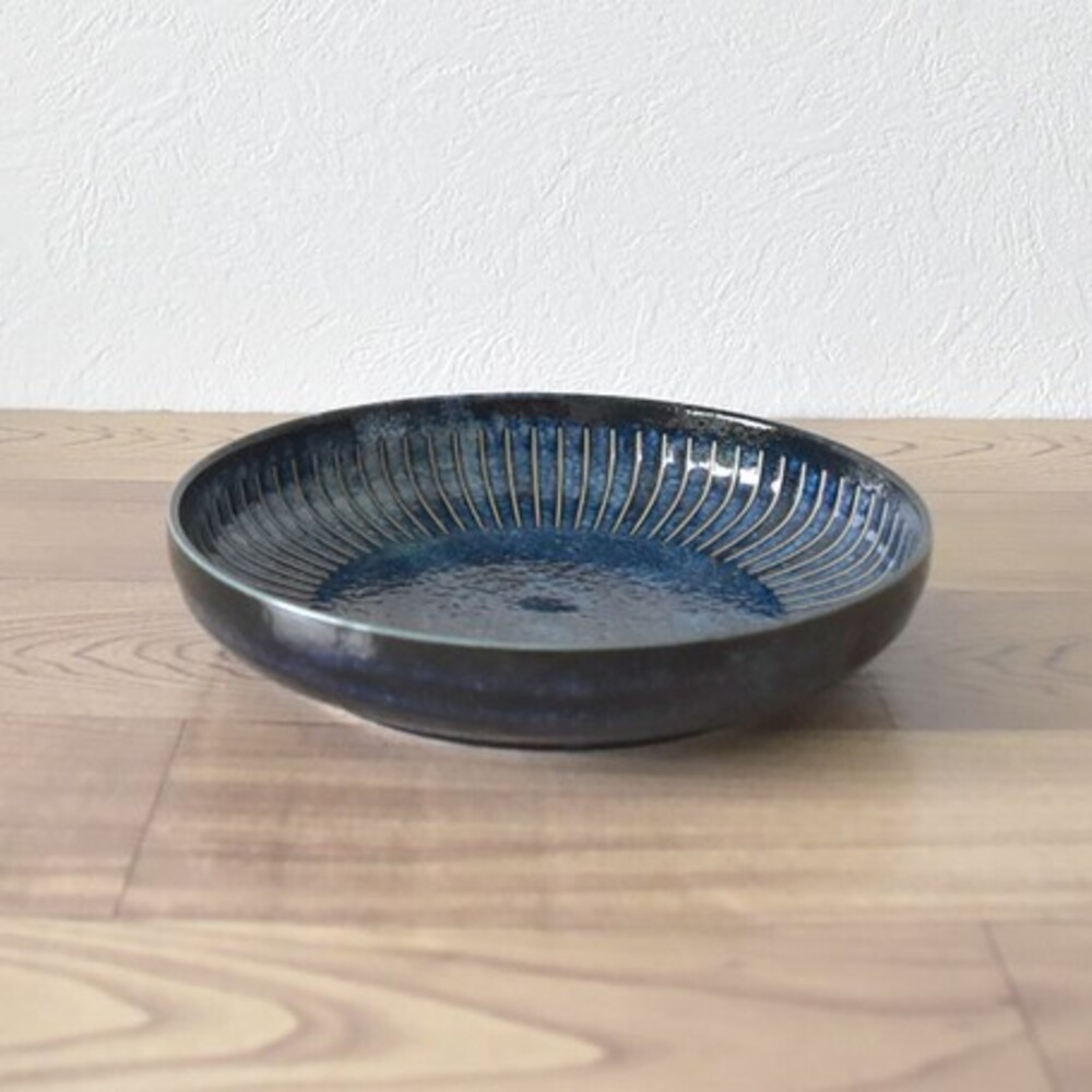 【現貨】日本製 撥水十草深盤 美濃燒 20cm 圓盤 米白 藍色 廚房 沙拉盤 咖哩盤 陶瓷盤 碗盤餐皿