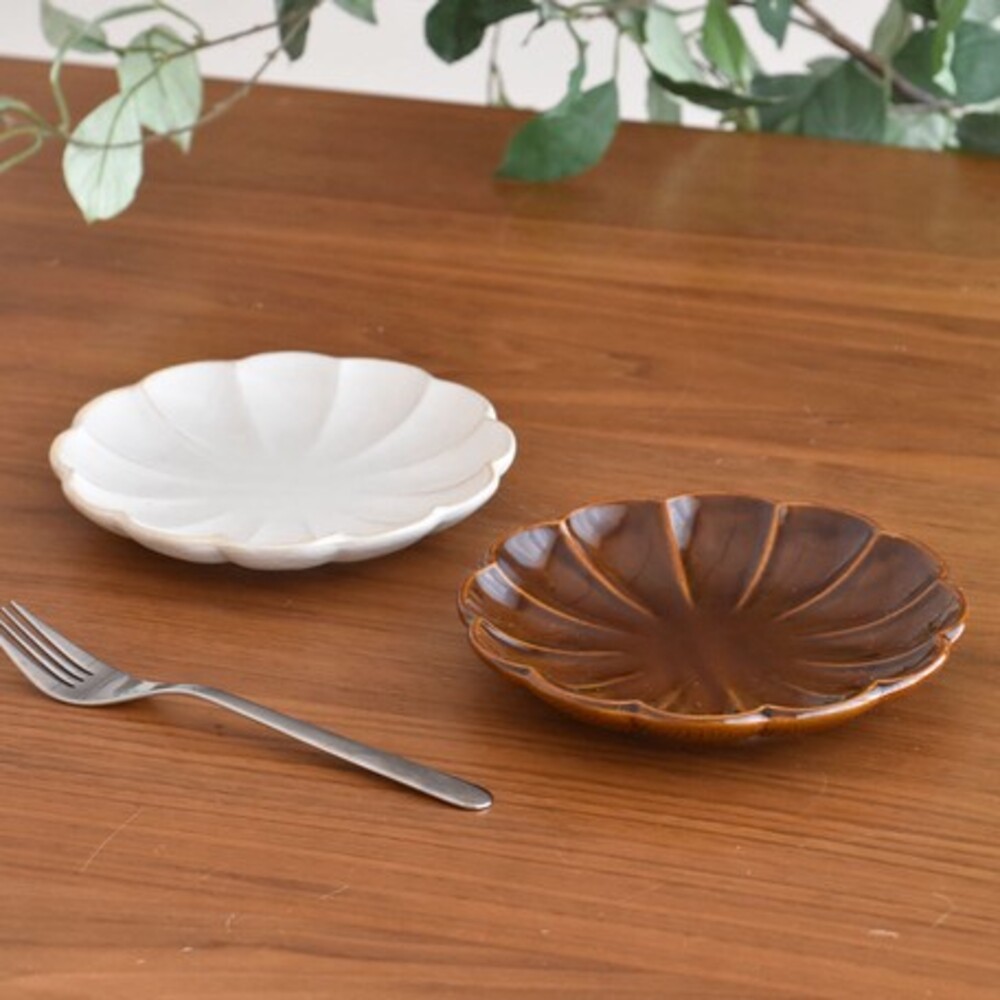 【現貨】日本製 美濃燒菊花盤 白色 盤子 北歐 沙拉盤 陶瓷盤 白色盤子 圓盤 造型盤子 陶器 菊皿