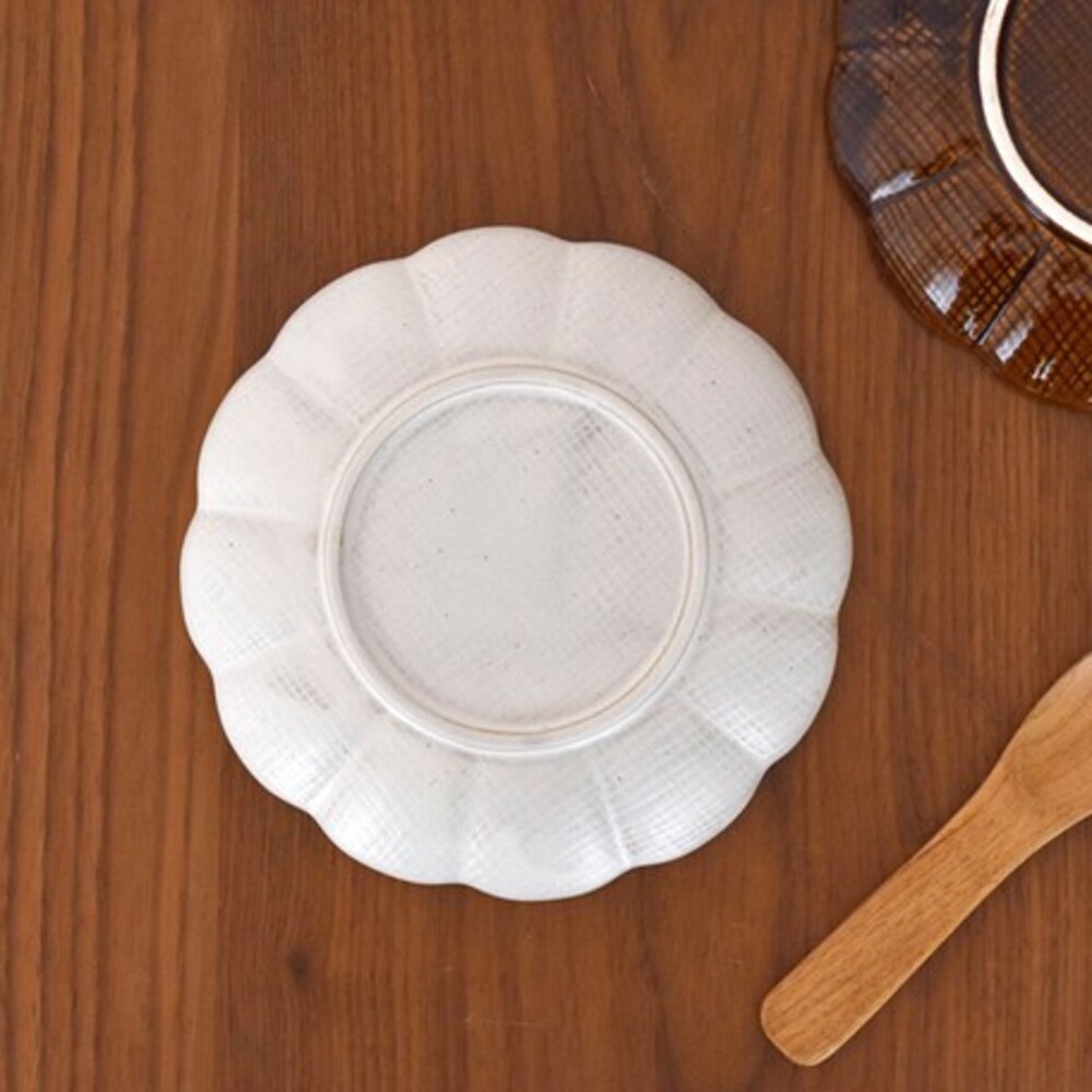 【現貨】日本製 美濃燒菊花盤 白色 盤子 北歐 沙拉盤 陶瓷盤 白色盤子 圓盤 造型盤子 陶器 菊皿