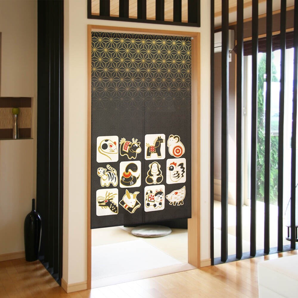 【現貨】日本製 十二生肖門簾 85x150cm 微透光長簾 新年布置 居家裝飾 裝飾簾 掛簾 一片式