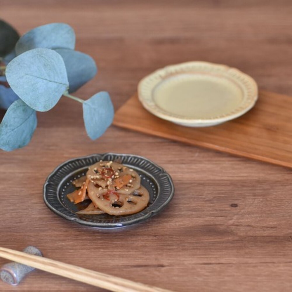 【現貨】日本製 美濃燒 花邊米色小碟 盤 盤子 水果盤 小菜盤 甜點盤 ins風 陶瓷餐盤 陶器 圖片